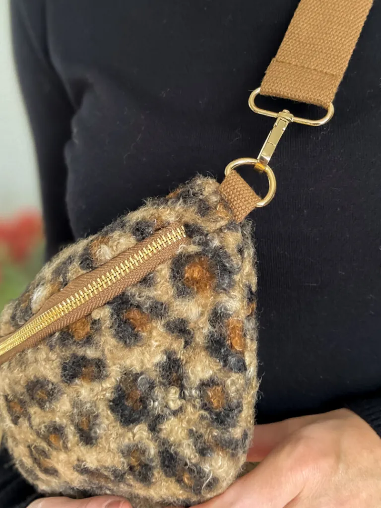 banane_lo_bouclettes_1.webp Pochettes, Sacs*Justine Boutique Banane léo bouclettes