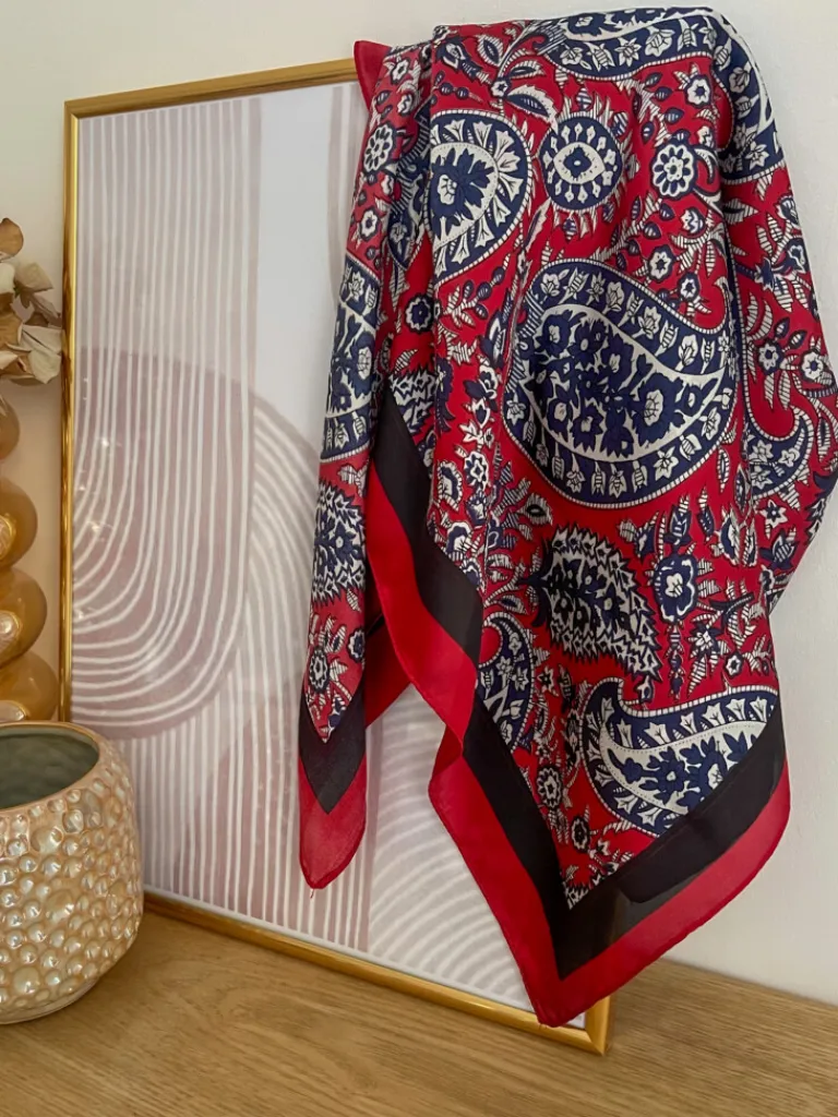 carr_de_soie_rouge_1.webp Echarpes, Bandeaux, Mitaines Et Casquettes*Justine Boutique Carré de soie rouge