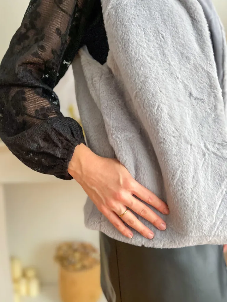 fausse_fourrure_sans_manc_0-4.webp Pulls, Gilets | Vestes, Manteaux*Justine Boutique Fausse fourrure sans manche grise