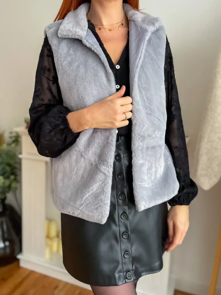 fausse_fourrure_sans_manc_2-4.webp Pulls, Gilets | Vestes, Manteaux*Justine Boutique Fausse fourrure sans manche grise