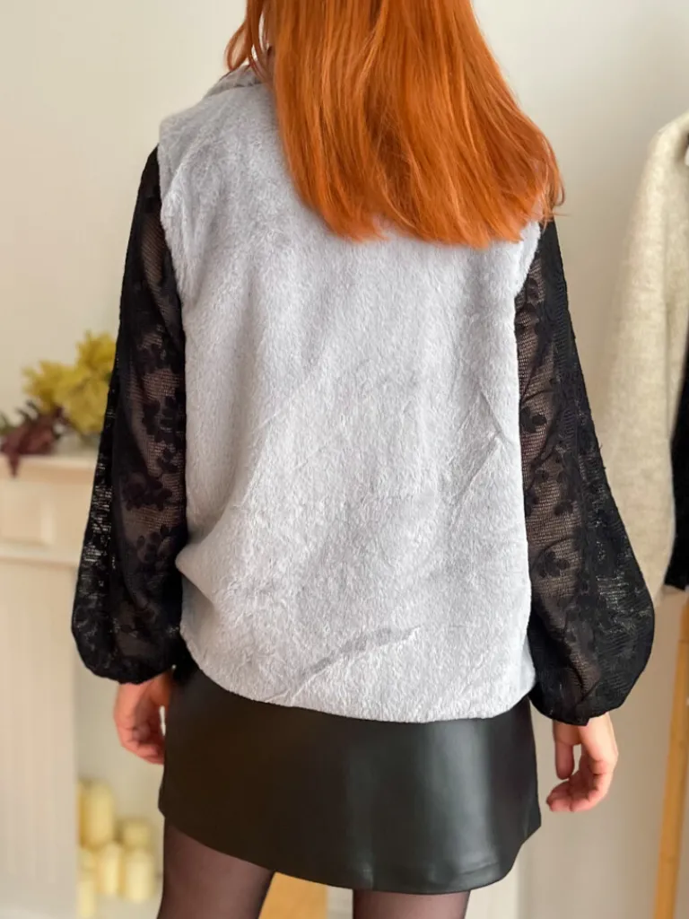 fausse_fourrure_sans_manc_3-4.webp Pulls, Gilets | Vestes, Manteaux*Justine Boutique Fausse fourrure sans manche grise