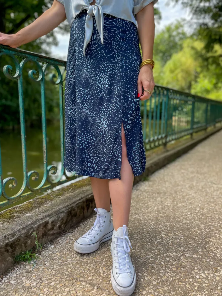 jernie_jupe__motif_bleue_1.webp Robes, Jupes*Justine Boutique Jernie jupe à motif bleue