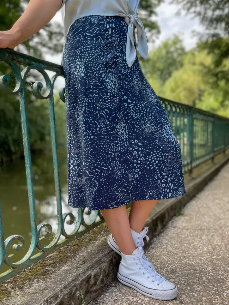 jernie_jupe__motif_bleue_2.webp Robes, Jupes*Justine Boutique Jernie jupe à motif bleue