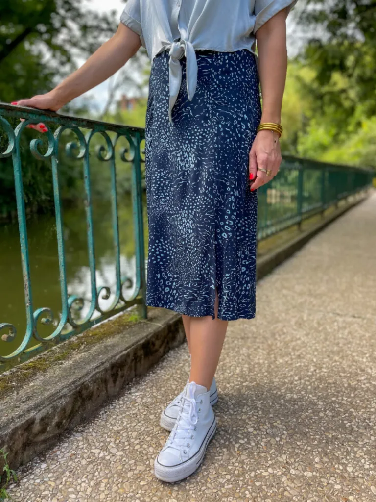 jernie_jupe__motif_bleue_4.webp Robes, Jupes*Justine Boutique Jernie jupe à motif bleue