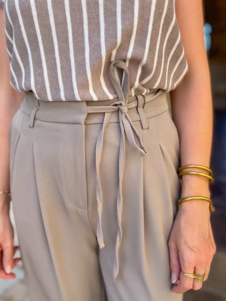 kris_pantalon_fluide_taup_3.webp Pantalons, Jeans*Justine Boutique Kris pantalon fluide taupe