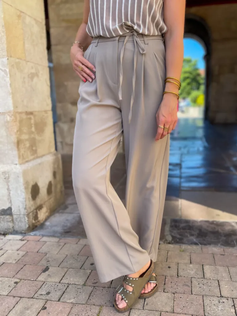 kris_pantalon_fluide_taup_5.webp Pantalons, Jeans*Justine Boutique Kris pantalon fluide taupe
