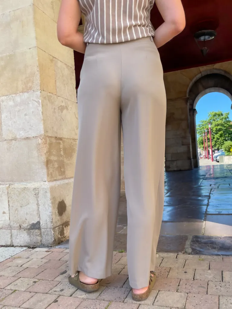 kris_pantalon_fluide_taup_6.webp Pantalons, Jeans*Justine Boutique Kris pantalon fluide taupe