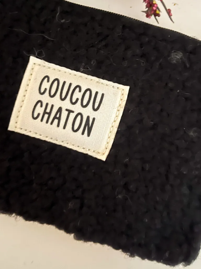 pochette_bouclette_noire__2.webp Pochettes, Sacs*Justine Boutique Pochette bouclette noire chaton