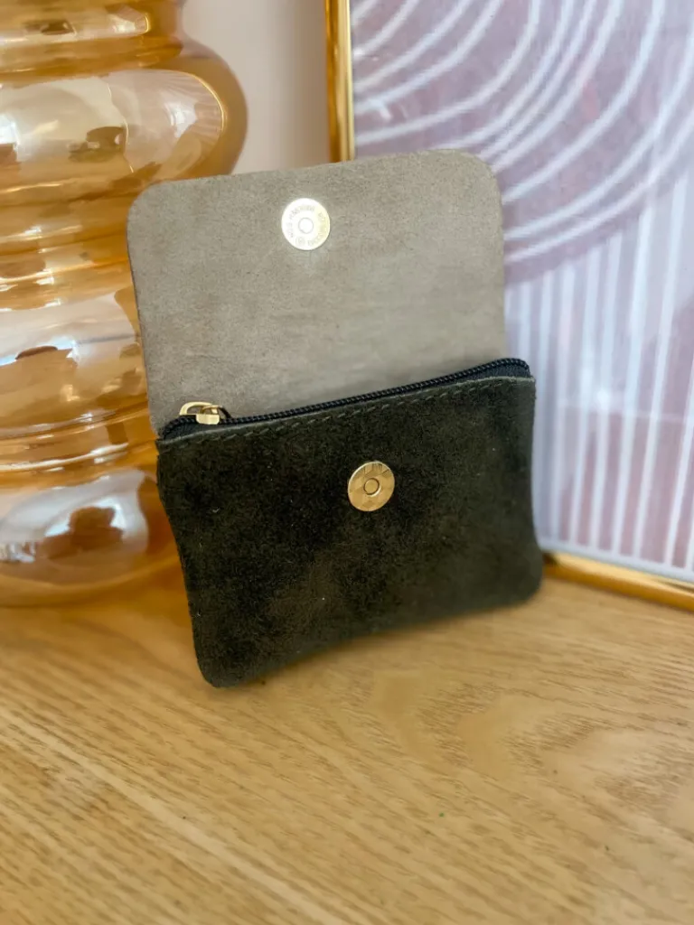 porte_monnaie_daim_kaki_2.webp Pochettes, Sacs*Justine Boutique Porte monnaie daim kaki