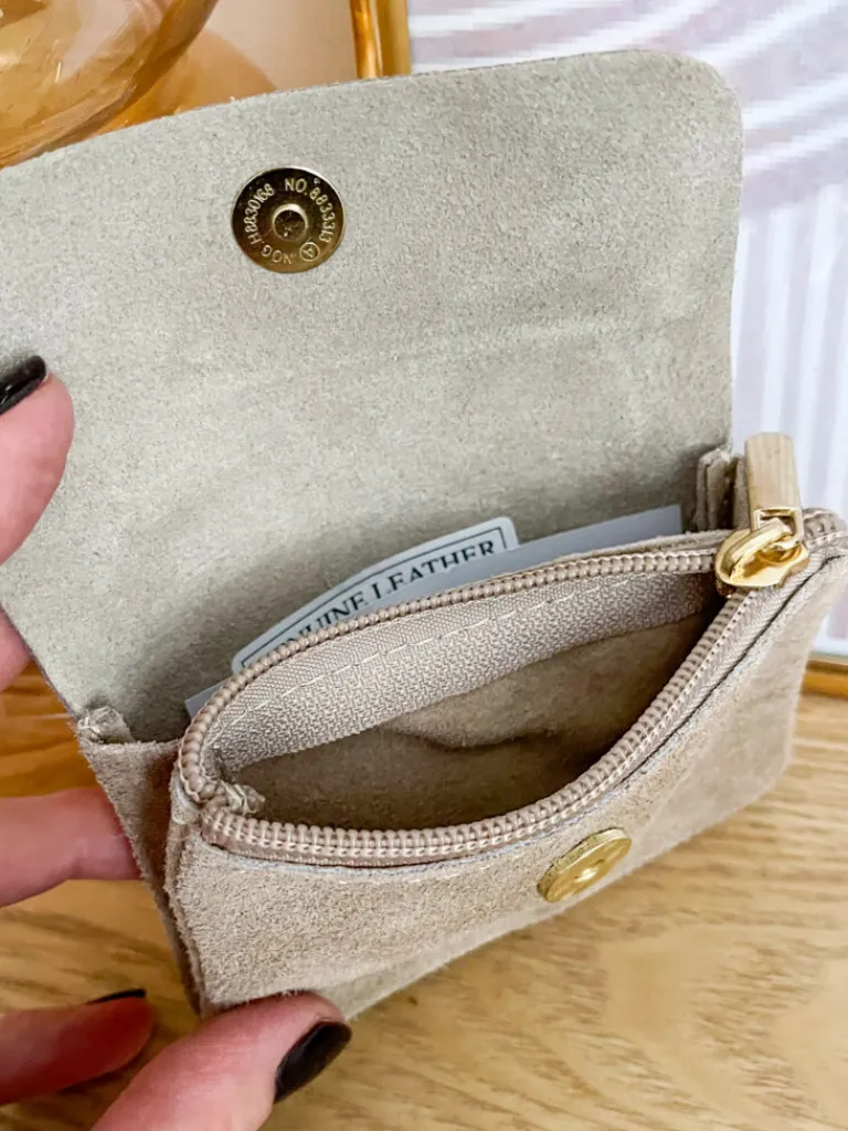 porte_monnaie_daim_taupe_3.webp Pochettes, Sacs*Justine Boutique Porte monnaie daim taupe