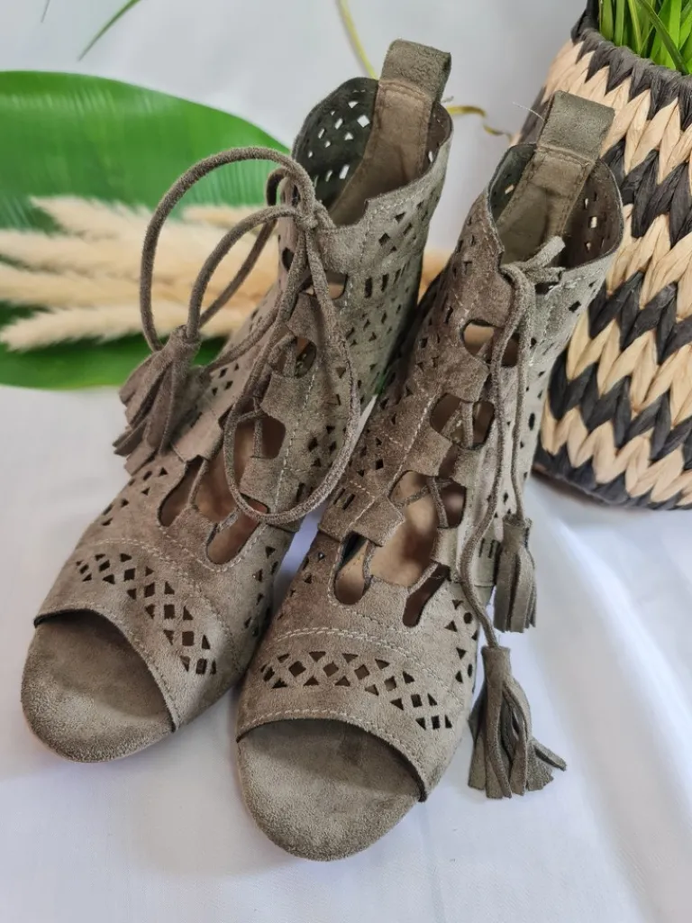 sandale_lacet_colette_kak_2.webp Chaussures, Chaussettes*Justine Boutique SANDALE LACET COLETTE KAKI