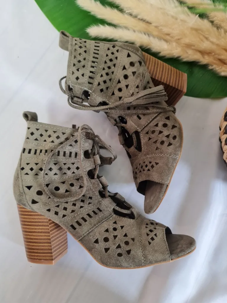 sandale_lacet_colette_kak_5.webp Chaussures, Chaussettes*Justine Boutique SANDALE LACET COLETTE KAKI