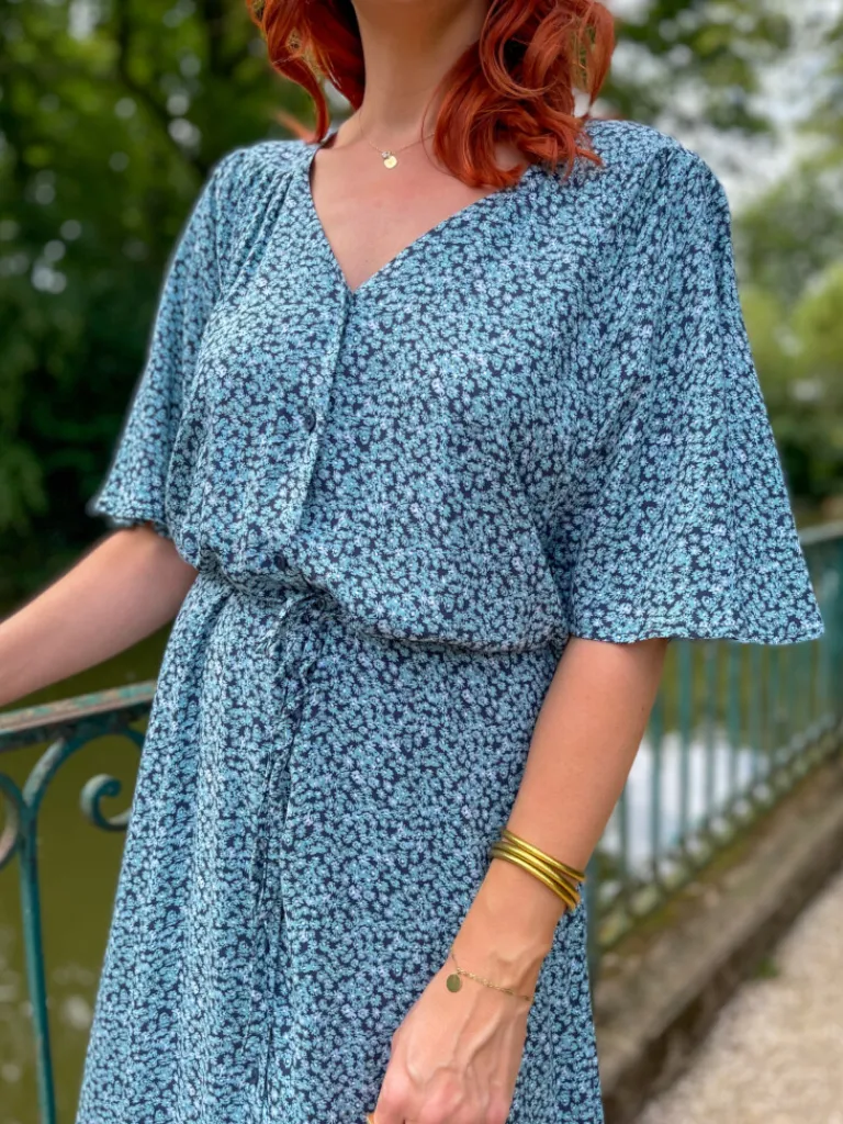 vera_robe__motif_fleuri_b_0.webp Robes, Jupes*Justine Boutique Vera robe à motif fleuri bleu