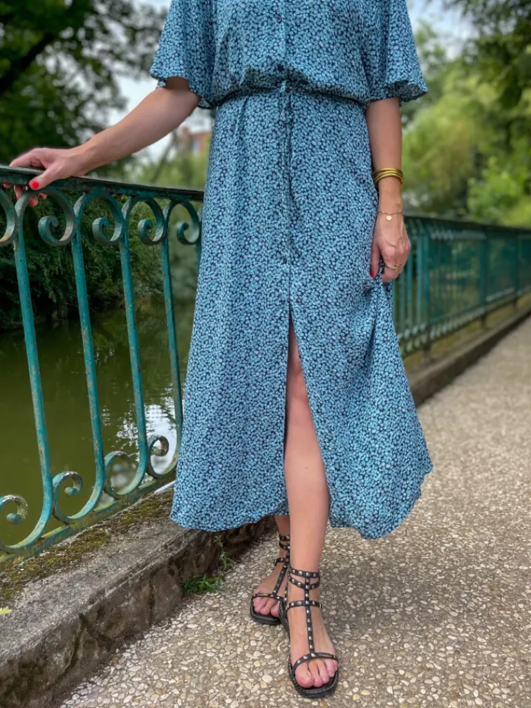 vera_robe__motif_fleuri_b_1.webp Robes, Jupes*Justine Boutique Vera robe à motif fleuri bleu
