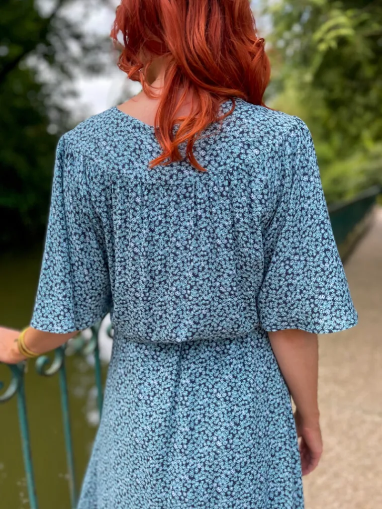 vera_robe__motif_fleuri_b_3.webp Robes, Jupes*Justine Boutique Vera robe à motif fleuri bleu