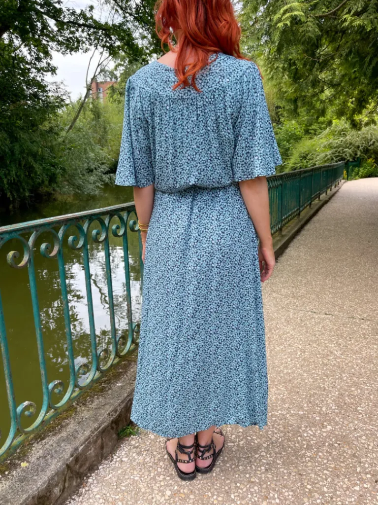 vera_robe__motif_fleuri_b_5.webp Robes, Jupes*Justine Boutique Vera robe à motif fleuri bleu