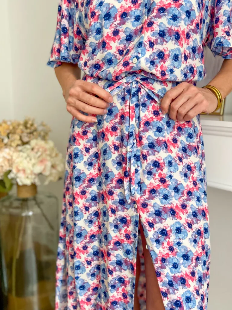 vera_robe_motif_rose_et_b_4.webp Robes, Jupes*Justine Boutique Vera robe motif rose et bleu