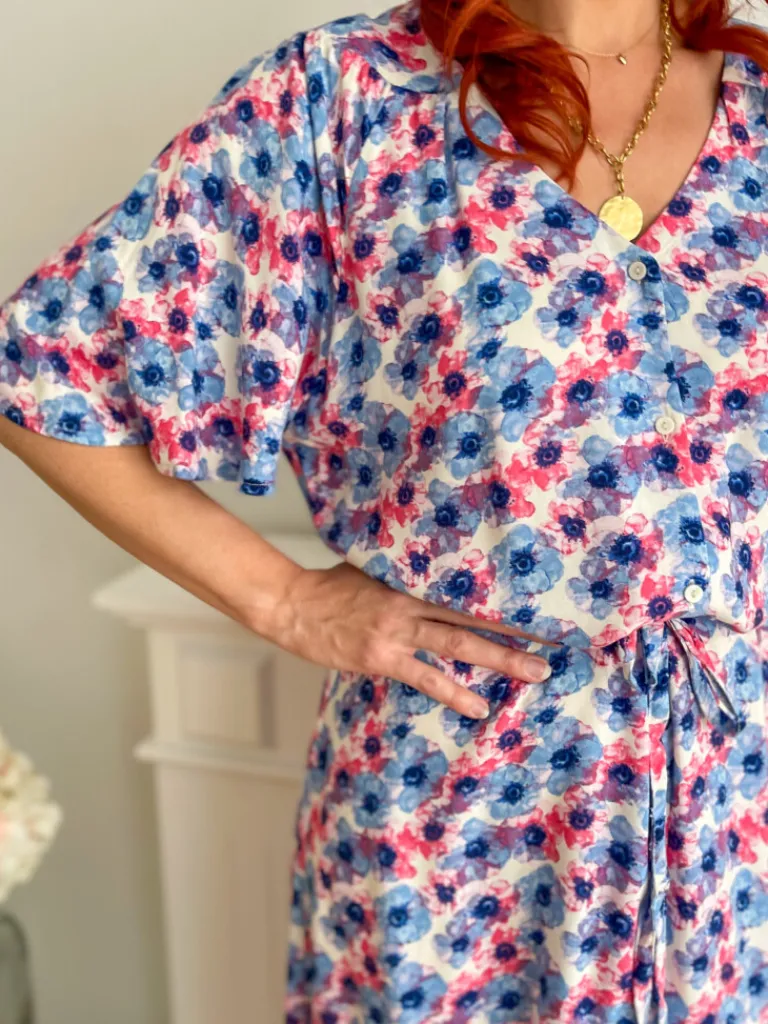 vera_robe_motif_rose_et_b_6.webp Robes, Jupes*Justine Boutique Vera robe motif rose et bleu
