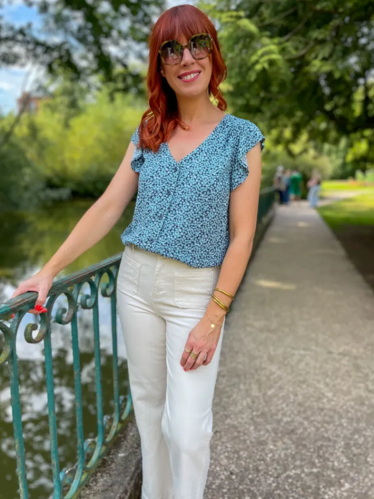 vera_top__motif_fleuri_bl_1.webp Tops, Blouses*Justine Boutique Vera top à motif fleuri bleu