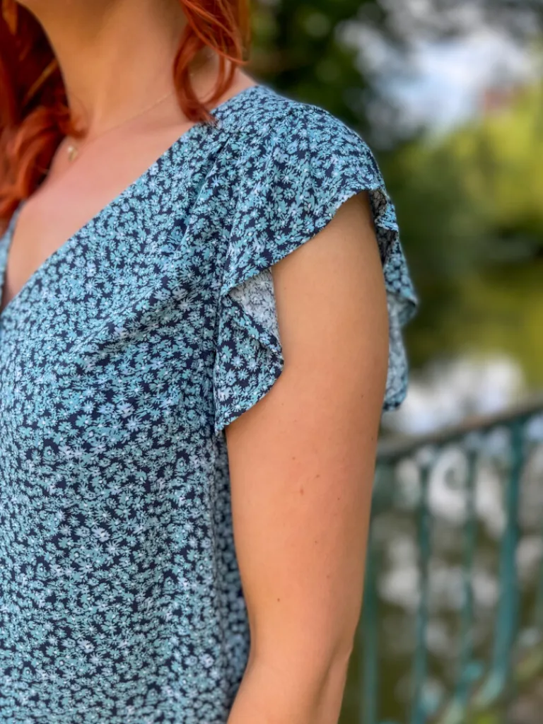 vera_top__motif_fleuri_bl_2.webp Tops, Blouses*Justine Boutique Vera top à motif fleuri bleu