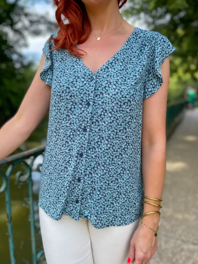 vera_top__motif_fleuri_bl_3.webp Tops, Blouses*Justine Boutique Vera top à motif fleuri bleu