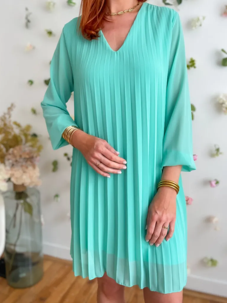 zo_robe_droite_plisse_ama_2.webp Robes, Jupes*Justine Boutique Zoé robe droite plissée amande
